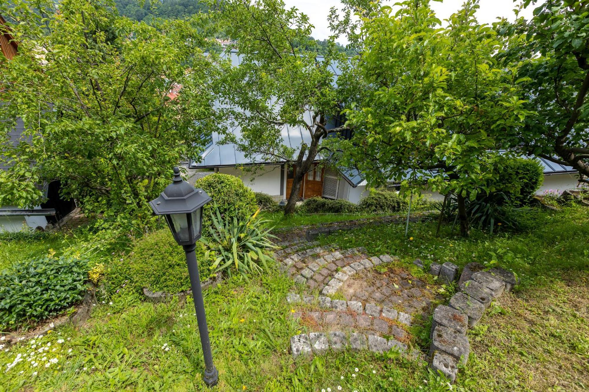 Villa Amalia, Centrum Banska Stiavnica, Parkovanie Pre 2 Auta, Velka Zahrada S Krbom, Cela Villa Amalia Pre 14 Osob Alebo Samostatne Nezavisle Prve Podlazie Villa Ama Pre 6 Osob Alebo Samostatne Nezavisle Podkrovie Villa Lia Pre 8 Osob,Pristup Cez Pi Buitenkant foto