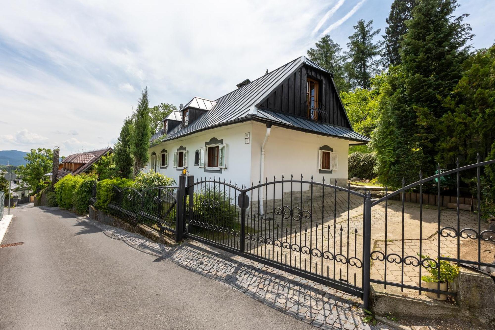 Villa Amalia, Centrum Banska Stiavnica, Parkovanie Pre 2 Auta, Velka Zahrada S Krbom, Cela Villa Amalia Pre 14 Osob Alebo Samostatne Nezavisle Prve Podlazie Villa Ama Pre 6 Osob Alebo Samostatne Nezavisle Podkrovie Villa Lia Pre 8 Osob,Pristup Cez Pi Buitenkant foto