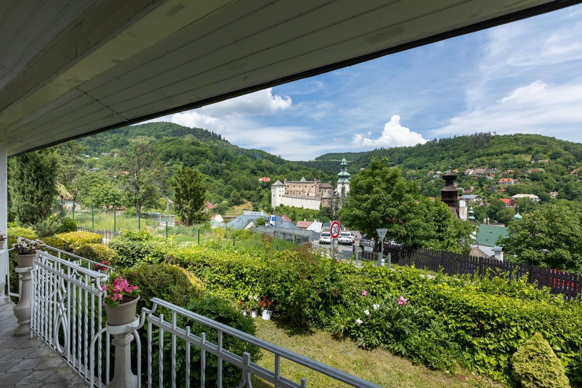 Villa Amalia, Centrum Banska Stiavnica, Parkovanie Pre 2 Auta, Velka Zahrada S Krbom, Cela Villa Amalia Pre 14 Osob Alebo Samostatne Nezavisle Prve Podlazie Villa Ama Pre 6 Osob Alebo Samostatne Nezavisle Podkrovie Villa Lia Pre 8 Osob,Pristup Cez Pi Buitenkant foto