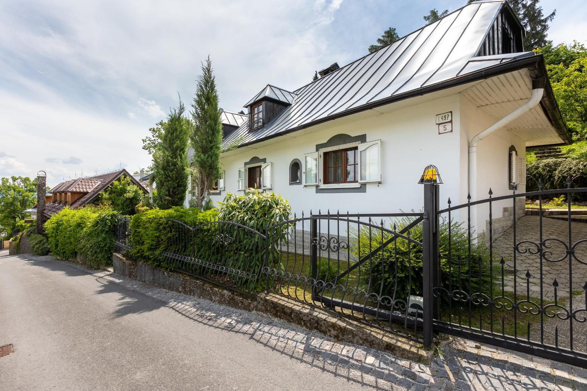 Villa Amalia, Centrum Banska Stiavnica, Parkovanie Pre 2 Auta, Velka Zahrada S Krbom, Cela Villa Amalia Pre 14 Osob Alebo Samostatne Nezavisle Prve Podlazie Villa Ama Pre 6 Osob Alebo Samostatne Nezavisle Podkrovie Villa Lia Pre 8 Osob,Pristup Cez Pi Buitenkant foto