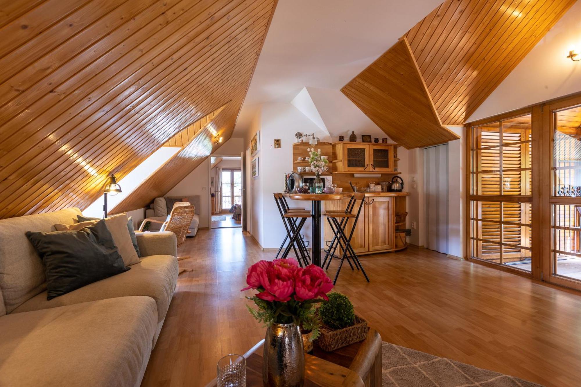 Villa Amalia, Centrum Banska Stiavnica, Parkovanie Pre 2 Auta, Velka Zahrada S Krbom, Cela Villa Amalia Pre 14 Osob Alebo Samostatne Nezavisle Prve Podlazie Villa Ama Pre 6 Osob Alebo Samostatne Nezavisle Podkrovie Villa Lia Pre 8 Osob,Pristup Cez Pi Buitenkant foto