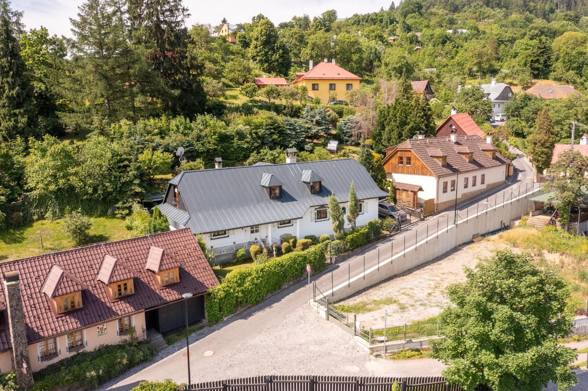 Villa Amalia, Centrum Banska Stiavnica, Parkovanie Pre 2 Auta, Velka Zahrada S Krbom, Cela Villa Amalia Pre 14 Osob Alebo Samostatne Nezavisle Prve Podlazie Villa Ama Pre 6 Osob Alebo Samostatne Nezavisle Podkrovie Villa Lia Pre 8 Osob,Pristup Cez Pi Buitenkant foto