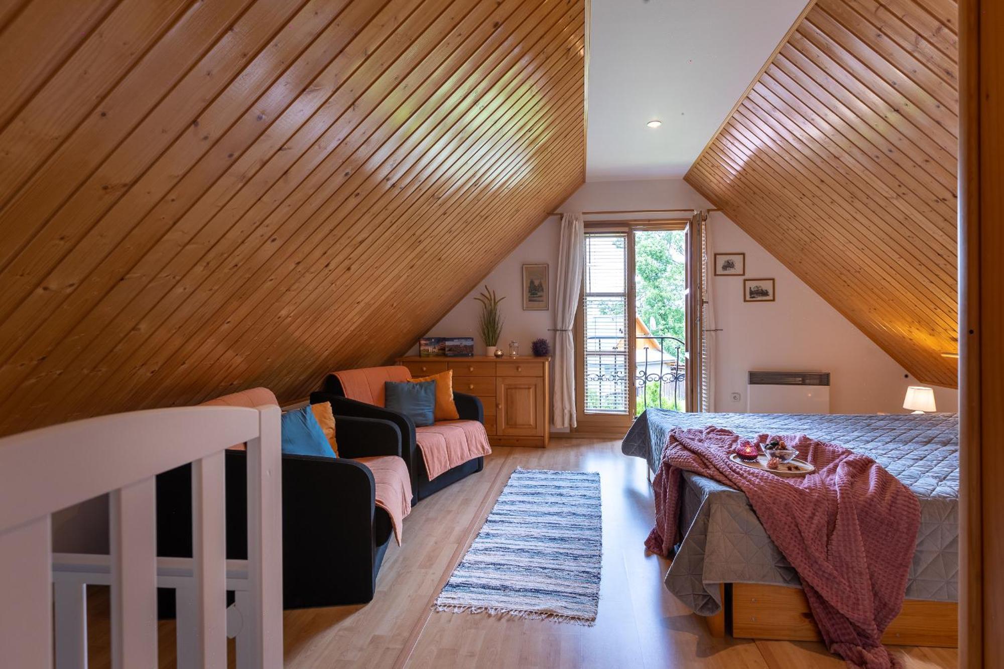 Villa Amalia, Centrum Banska Stiavnica, Parkovanie Pre 2 Auta, Velka Zahrada S Krbom, Cela Villa Amalia Pre 14 Osob Alebo Samostatne Nezavisle Prve Podlazie Villa Ama Pre 6 Osob Alebo Samostatne Nezavisle Podkrovie Villa Lia Pre 8 Osob,Pristup Cez Pi Buitenkant foto