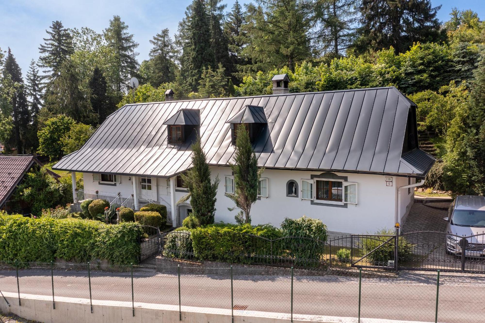 Villa Amalia, Centrum Banska Stiavnica, Parkovanie Pre 2 Auta, Velka Zahrada S Krbom, Cela Villa Amalia Pre 14 Osob Alebo Samostatne Nezavisle Prve Podlazie Villa Ama Pre 6 Osob Alebo Samostatne Nezavisle Podkrovie Villa Lia Pre 8 Osob,Pristup Cez Pi Buitenkant foto